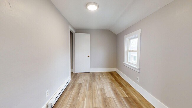 Building Photo - 1031 W.9th St.