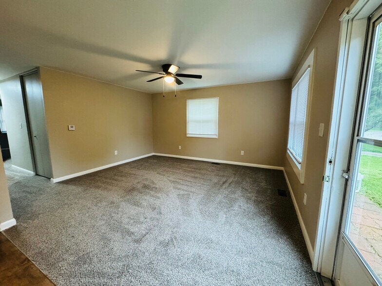 Building Photo - 390 Burdel Dr