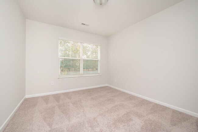 Building Photo - Elegant 3BR,2.5BA Townhome with Modern Finishes $1950/mo rent***