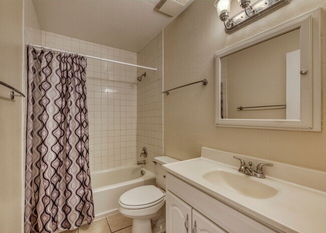 Building Photo - Wonderful 3 bedroom close minutes to ASU!!...