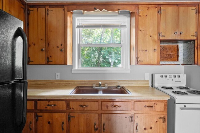 Building Photo - 454 Circle Dr