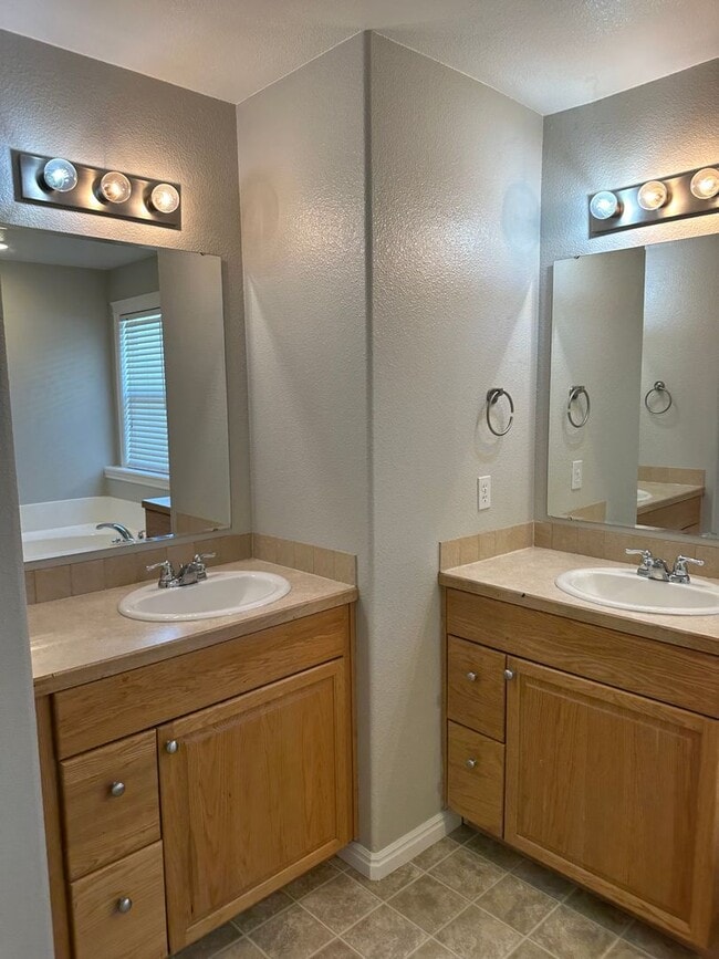 Building Photo - $1,995.00 / Ready Now this 4 bedroom home ...