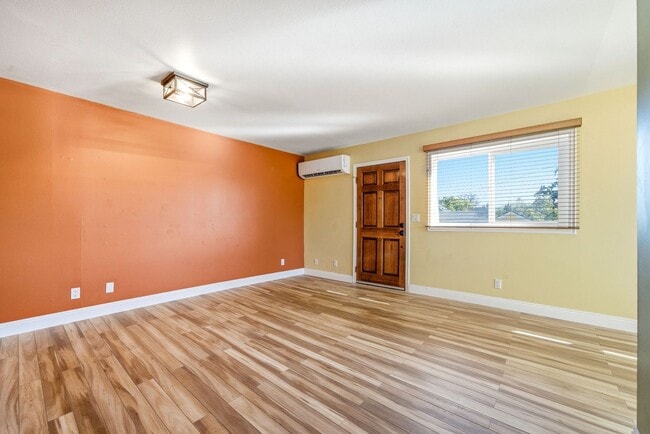 Building Photo - Updated and Well Maintained 2 Bedroom Apartment in the Heart of Old Towne Orange