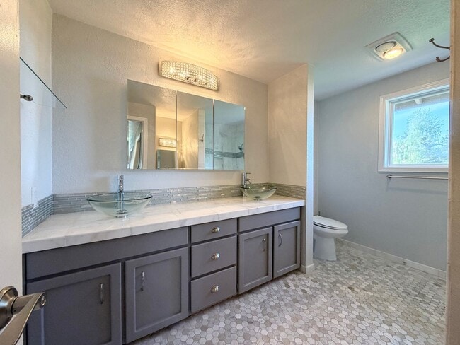 Building Photo - 3695 Sqft. Redondo home near Puget Sound!