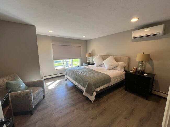Building Photo - Cozy 4 Bedroom Home on Lakefront (Fully Furnished)