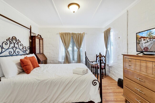 Building Photo - 2 Bedroom 1 Bath - Furnished Hilltop Home ...