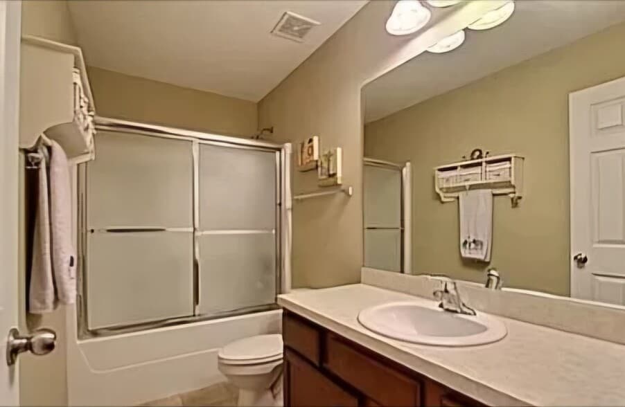 Building Photo - 210 Red Oak Dr
