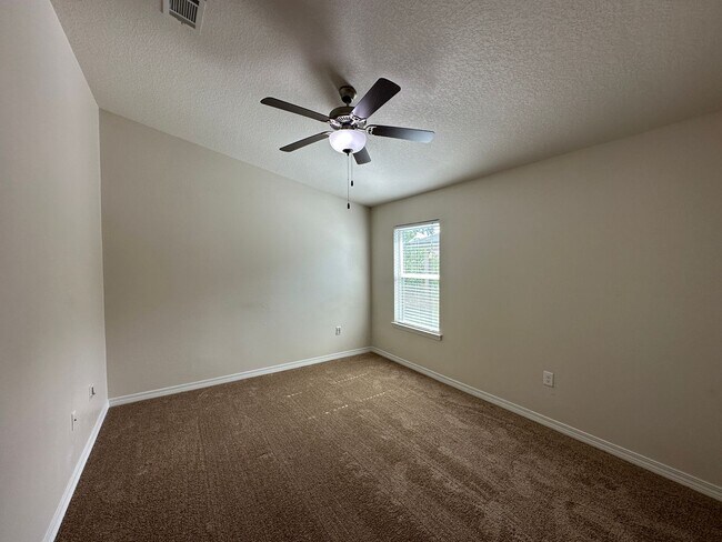 Building Photo - 4 bedroom 2 bath craftsman style home for ...