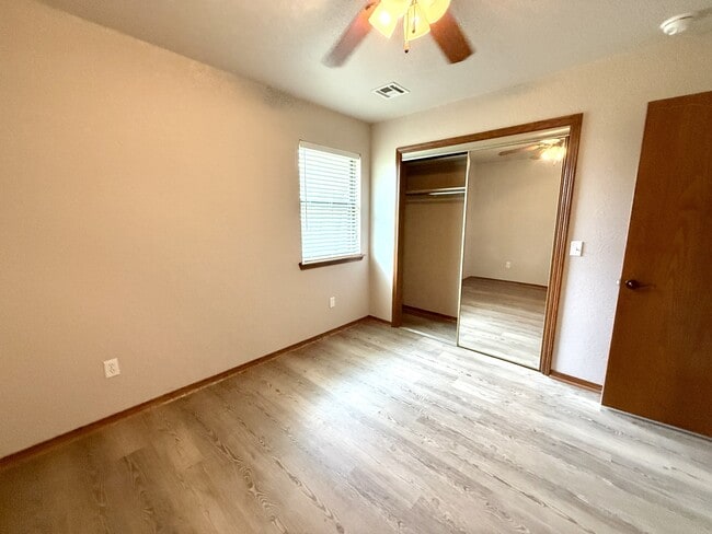Building Photo - 2202 Lakeview Dr