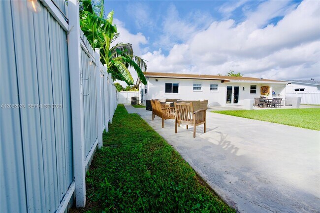 Building Photo - 14515 SW 105th Ct