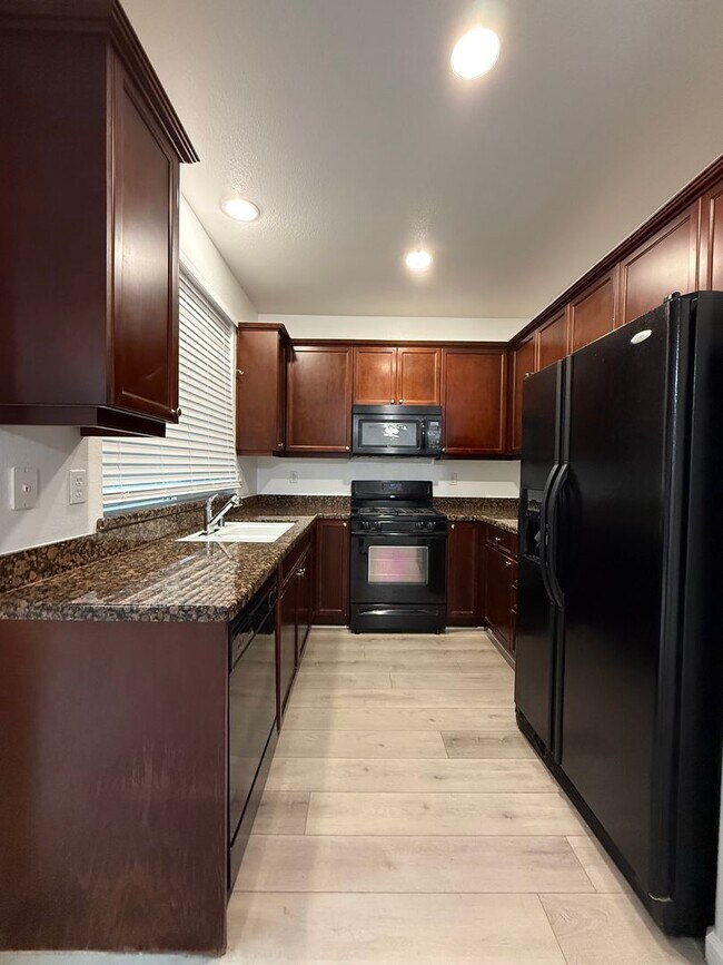 Building Photo - ** 3-Bedroom Two Story Home in Desirable Roseville Location!**