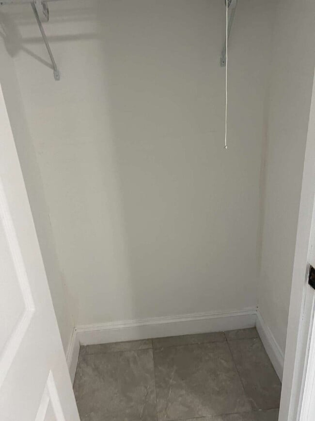 Building Photo - Updated 3/1 Home for Rent Close to Downtown Fort Myers Fun & Dining!