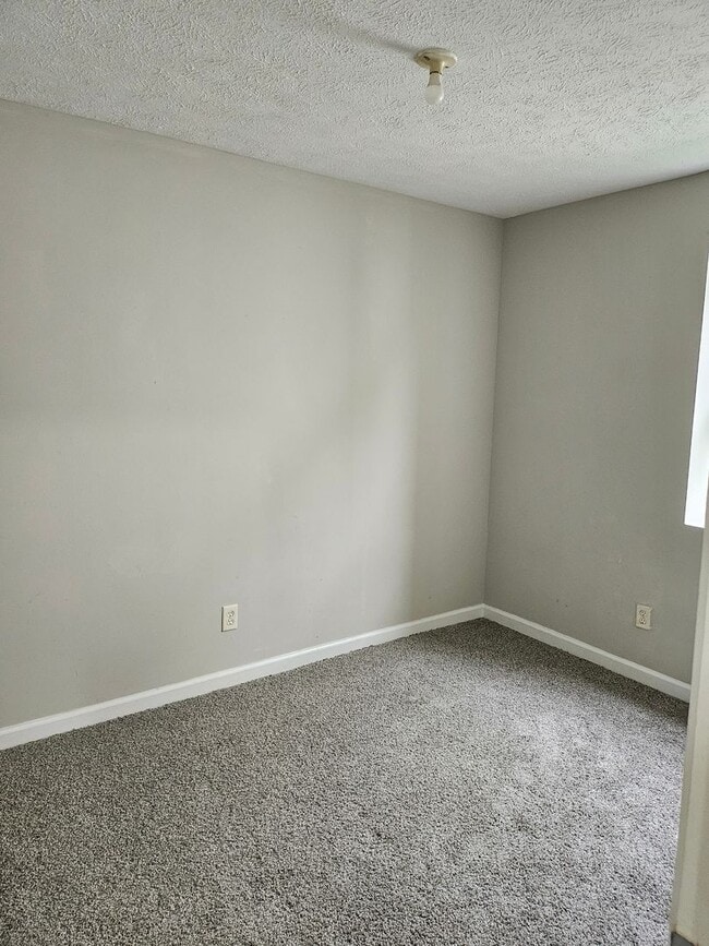 Building Photo - Large 2 bedroom house