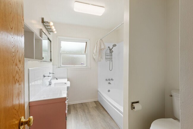 Building Photo - Charming Mid-Century 3-Bedroom Home in Win...