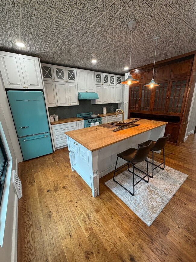 Building Photo - 400 N. 9th-4TH OFFSET