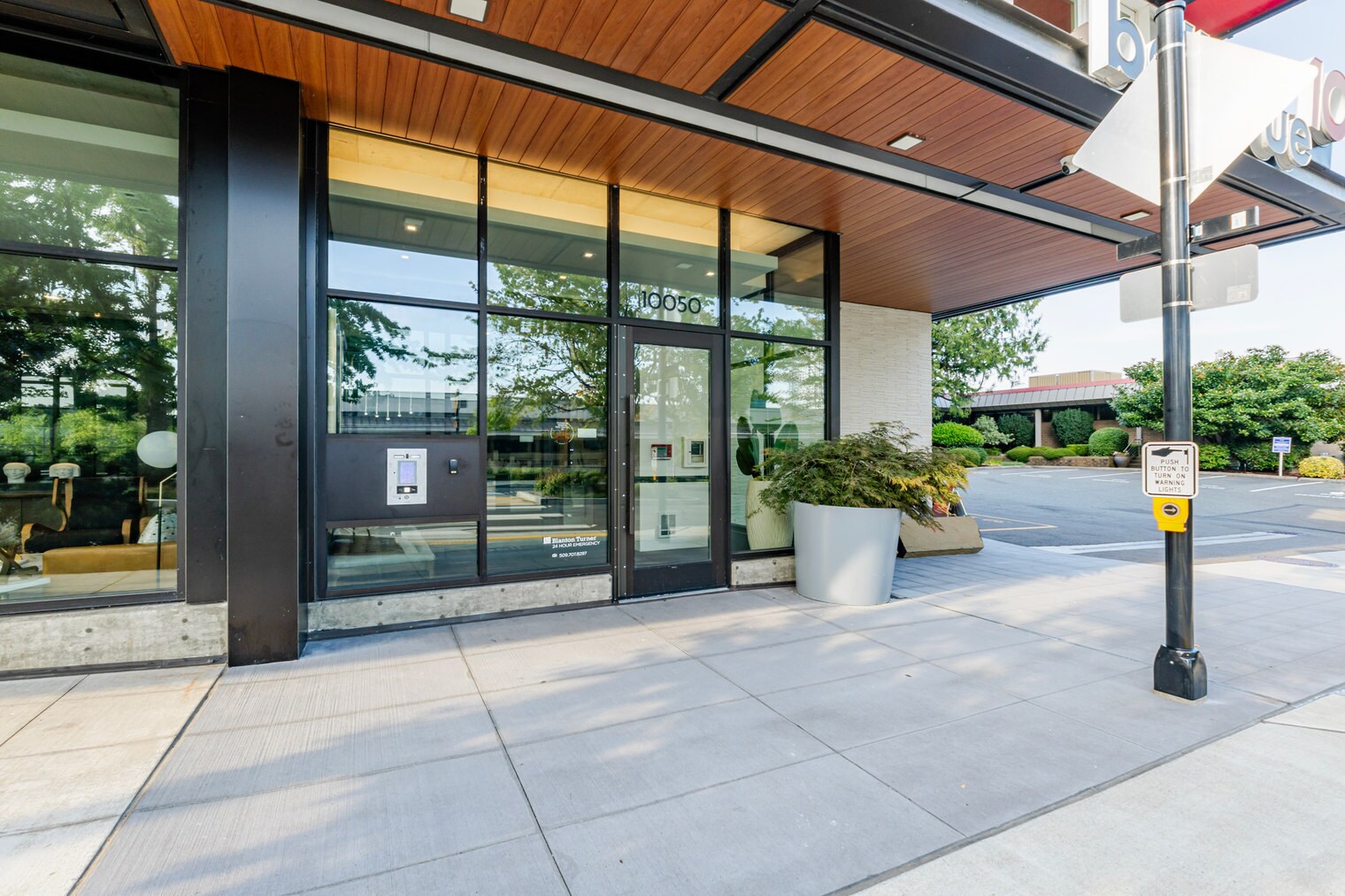 Building Photo - 10050 NE 10th St