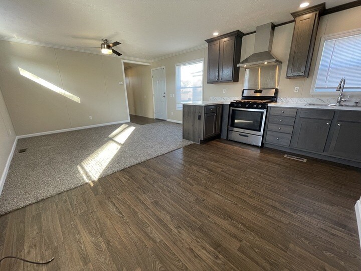 Building Photo - 38054 Versailles St