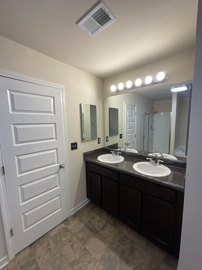 Building Photo - 4701 Southwind Rd