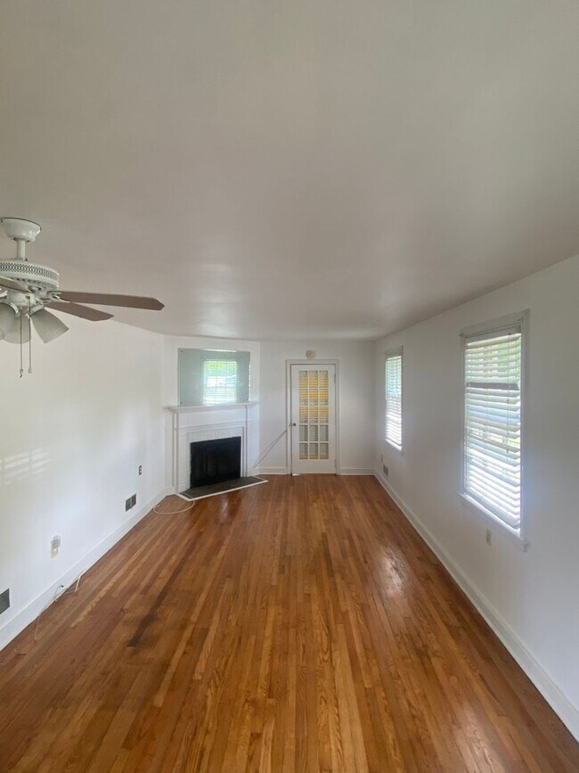 Building Photo - Adorable Capecod 4 bdrm/1.5 bath Home w/Office Located on Monument Ave. Near Willow Lawn!