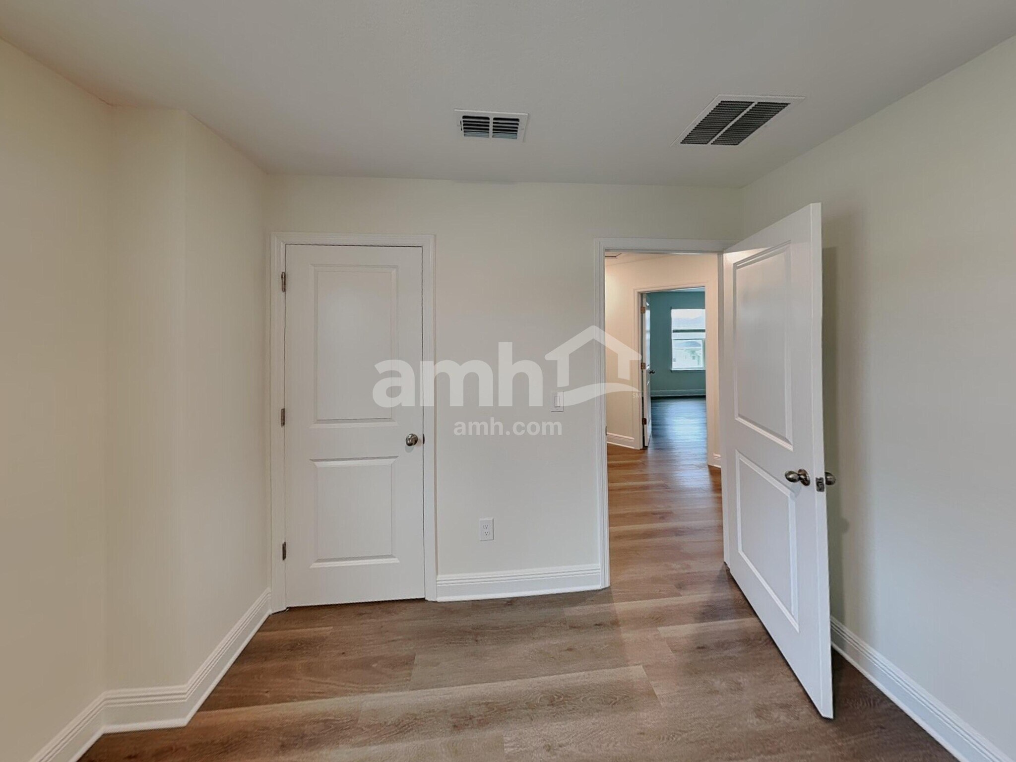 Building Photo - 5980 Pinewood Ests Dr