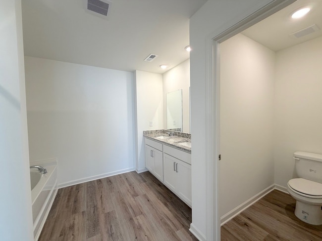 Building Photo - 2028 Eaton Pl