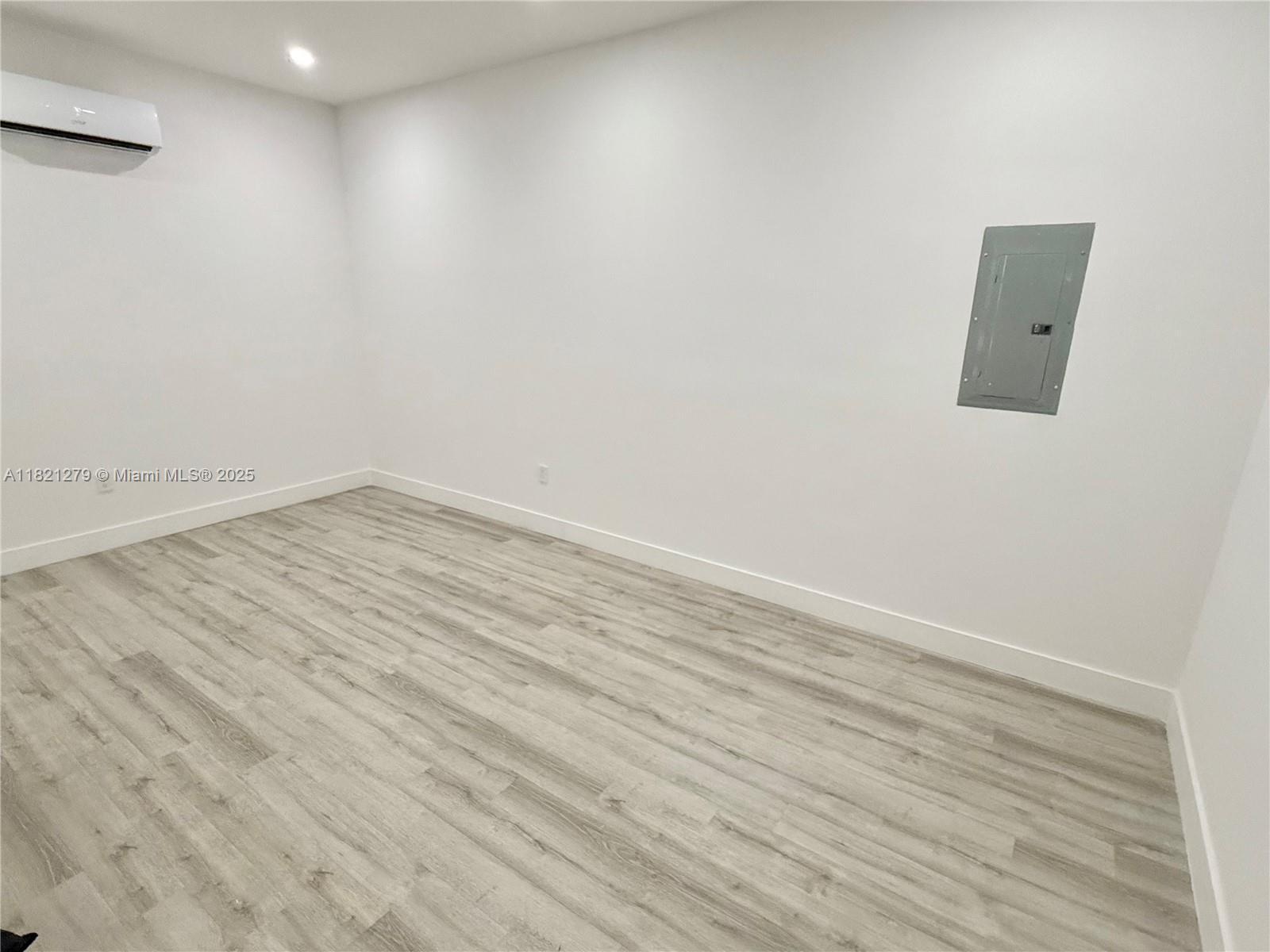 Building Photo - 2921 SW 30th Ct