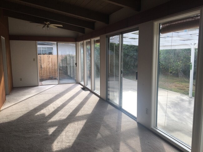 Building Photo - Country Club Area home with 4 bedrooms and...