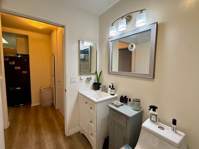 Building Photo - Charming 2 bedroom Condo in Carlsbad Village
