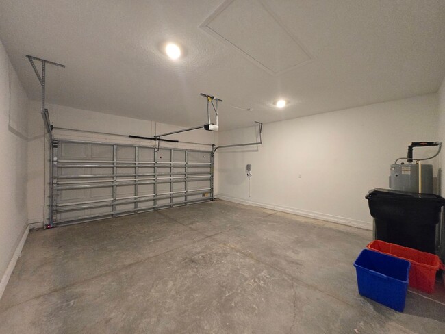 Building Photo - Beautiful 3-Bed, 2.5-Bath home in Tara Lane