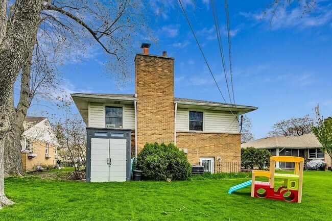 Building Photo - 1105 W Miner St