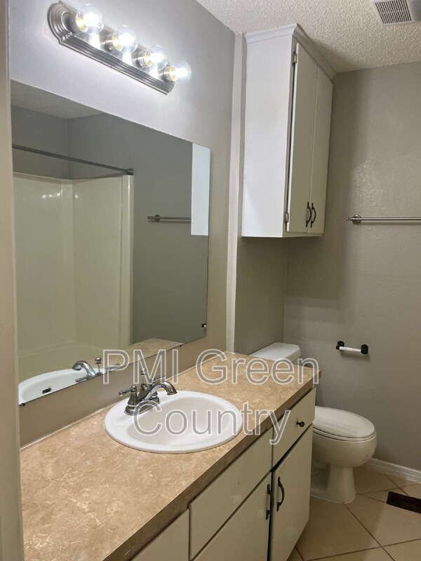 Building Photo - 900 W Norman St