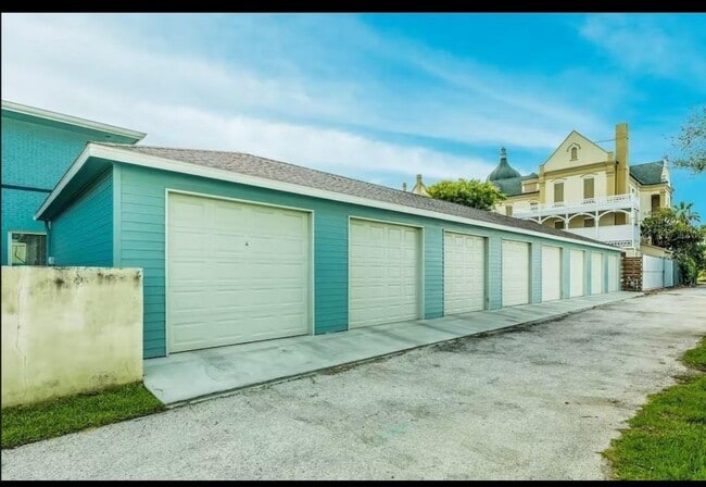 Building Photo - 2416 Bernardo De Galvez Ave