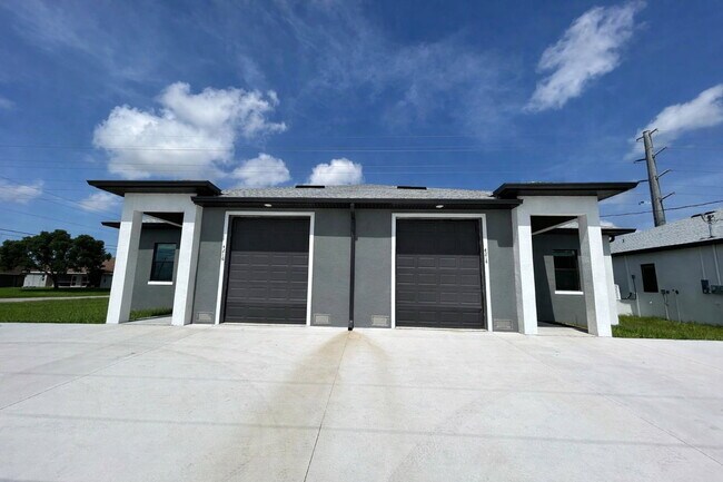 Building Photo - 4216 Santa Barbara Blvd S