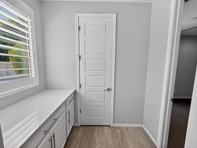 Building Photo - Stunning 5 Bed/5Bath Home in Gated Community – Over 3,100 SqFt of Modern Living -New Carpet throu...