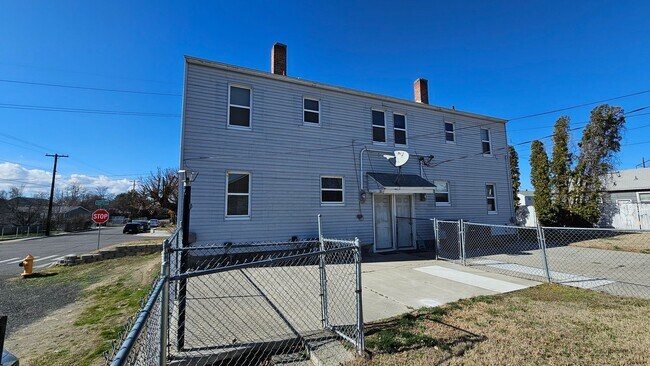 Building Photo - Pet Friendly Richland Duplex!