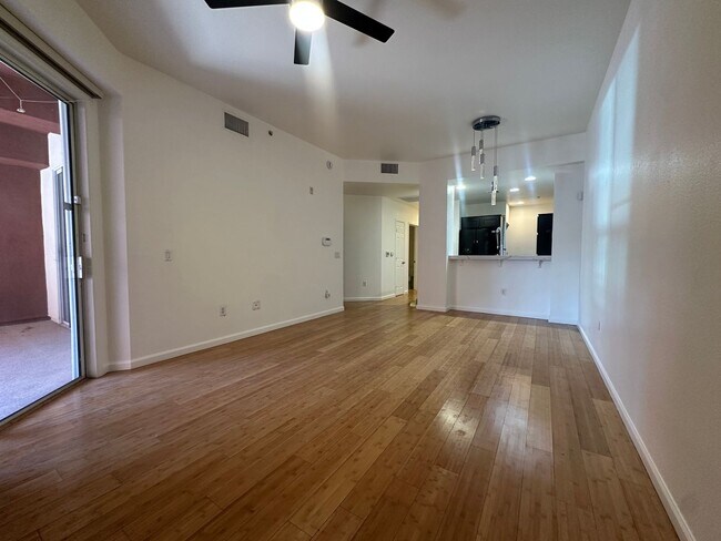 Building Photo - 1 bed, 1 bath condo in guard gated community!
