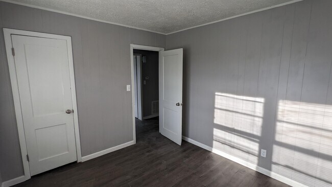 Building Photo - 1632 S Glenn Ave