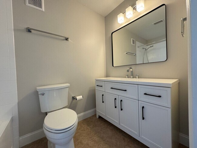 Building Photo - Oviedo 2/2 Condo with Tile & LVP Flooring, Updated Baths, New Paint & Appliances!