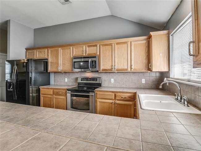 Building Photo - 8000 Woodhue Dr