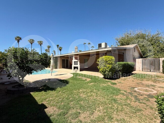 Building Photo - 967 W La Jolla Dr