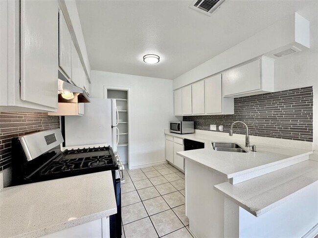 Building Photo - 1423 W Braker Ln