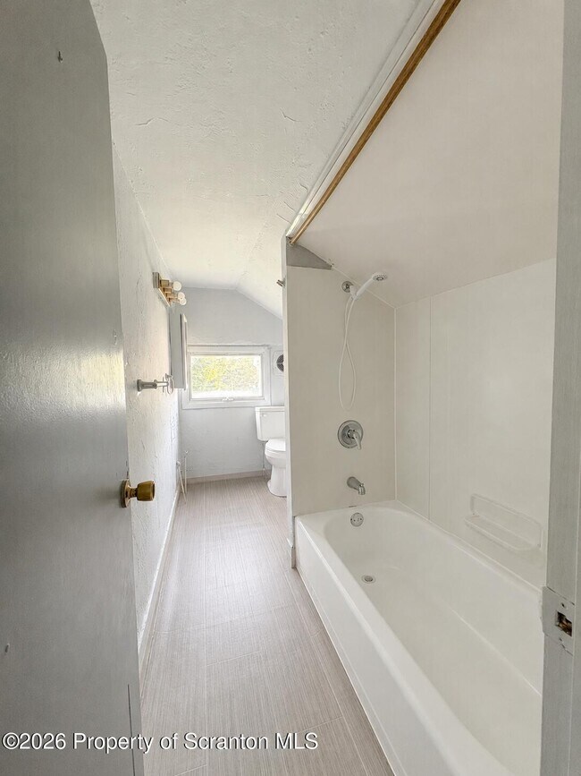 Building Photo - 624 Hemlock St