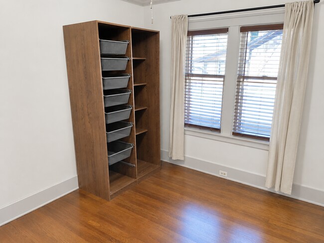 Building Photo - Available Stunning 5-Bedroom, 3-Bath Townhome with High-End Finishes