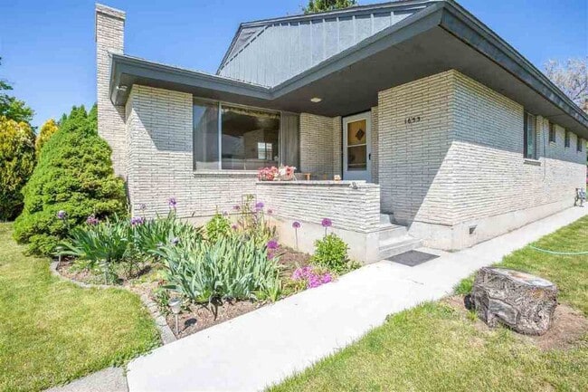 Primary Photo - 2 Bed Mid-Century House w/ Garage & Fenced...