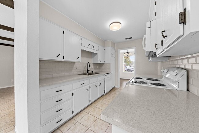 Building Photo - 2300 Zinnia Ct