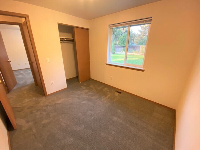 Building Photo - 3 Bed on Cul-de-sac with Great Backyard an...