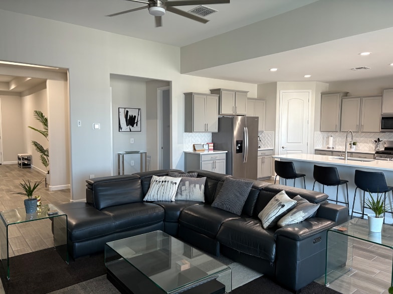 Building Photo - 37852 W San Clemente St