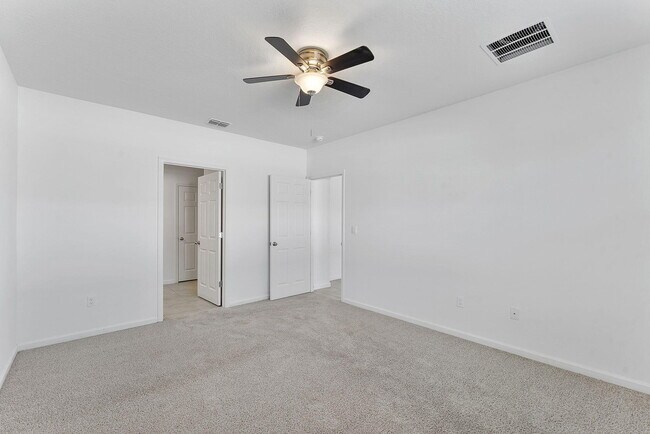 Building Photo - 357 SE Oakridge Dr