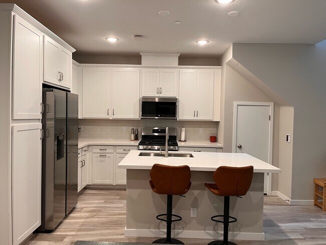 Building Photo - 735 E Doral Ave