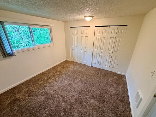 Building Photo - Two Bedroom Apartment in Central Salem